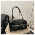Dettaglio della borsa a spalla nera lucida con due tasche frontali e chiusure a girello dorate - Nero