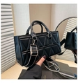 Détail du sac à main noir en cuir matelassé avec large bandoulière et finitions dorées - Noir