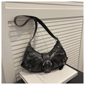 Schwarze sichelförmige Schultertasche im Y2K-Stil mit Nieten und Metallschnallendetails - Schwarz
