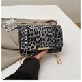 Detailansicht der Schultertasche mit Leopardenmuster, Goldkette und Metallschnalle - Leopardenmuster Schwarz