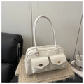 Dettaglio borsa a spalla in pelle cerata bianca con doppie tasche e chiusure dorate - Bianco