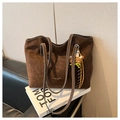 Detalle de bolso tote marrón esmerilado con colgante de oso y elegante logo dorado - Café con Colgante