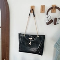 Sac fourre-tout noir motif crocodile avec pendentif cerf doré et bandoulière chaîne - Noir
