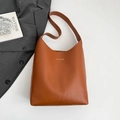 Bolso tote minimalista de cuero sintético marrón con letras doradas y asa ancha - Marrón