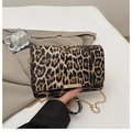 Makroansicht der Leoparden-Umhängetasche mit goldener Kette und Metallverschluss - Leopard Hellbraun