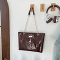 Grand sac cabas marron foncé motif crocodile avec chaîne dorée et pendentif cerf - Marron