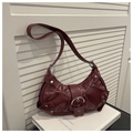 Retro weinrote Halbmond-Achseltasche mit Schnalle, Nieten und plissierten Lederdetails - Rot