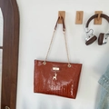 Sac cabas marron à motif crocodile avec bandoulière chaîne dorée et pendentif cerf - Marron