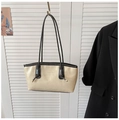 Detalle del bolso tote de cuero crema con asas negras en contraste y herrajes dorados - Blanco Roto