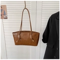 Detalle de bolso tote de cuero marrón retro con correas largas anudadas y puntas metálicas - Marrón Amarillento
