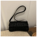 Detalle del bolso baguette de leopardo con textura mate y correa de hombro de cuero - Negro
