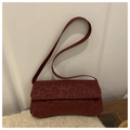Detalle de bolso de hombro burdeos en piel sintética con relieve de leopardo - Rojo