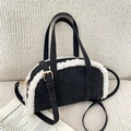 Borsa bowling in camoscio nero con bordo in peluche bianco e dettagli dorati - Nero