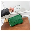 Dettaglio borsa a spalla verde smeraldo con trama coccodrillo e finitura lucida - Verde