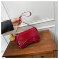 Dettaglio della trama in pelle di coccodrillo rosso intenso e tracolla della borsa retrò - Rosso