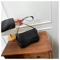 Dettaglio borsa baguette in pelle nera con trama a coccodrillo e sottile tracolla da spalla - Nero