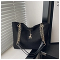 Dettaglio borsa tote in pelle scamosciata nera con pendente a cervo dorato e catena - Nero