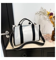Bolso tote de lona color crema minimalista con asas negras y correa ancha al hombro - Negro