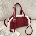 Borsa bowling bordeaux in finta pelle scamosciata con bordo in pile bianco e tracolla - Rosso