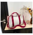 Bolso tote de lona blanca con correas burdeos y bandolera en un interior acogedor - Rojo