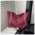 Dettaglio borsa tote in pelle scamosciata bordeaux con ciondolo a cervo dorato - Rosso