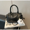Schwarze Boston Tasche aus Kunstleder mit Golddetails und weißem Kunstpelz Anhänger - Mit Anhänger / Schwarz