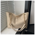 Dettaglio della borsa tote kaki con tracolle a catena dorata e pendente a forma di cervo - Cachi