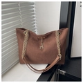 Détail du sac cabas marron mat avec pendentif cerf doré et bandoulière chaîne - Marron
