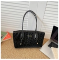 Detalle del bolso tote con estampado de leopardo y etiqueta metálica en alfombra - Negro