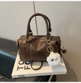 Dunkelbraune Boston-Handtasche in Litschitextur mit süßem Plüsch-Monster-Anhänger - Mit Anhänger / Braun