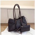 Detail eines dunkelbraunen geflochtenen Shopper-Sets mit passender Tasche und Magazin - Braun