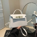 Elegante borsa a tracolla in pelle bianca con fibbia dorata e raffinato manico superiore - Bianco