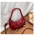 Detail der weinroten Lackleder-Tasche mit Schleife, Silberkugeln und Reißverschluss - Rot