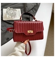 Detailansicht der dunkelroten Leder-Webtasche mit goldenem Drehverschluss und Schultergurt - Rot