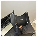 Detalle del bolso hobo negro con hebilla de metal dorado y correa cilíndrica anudada - Negro