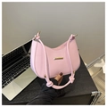 Detalle de bolso media luna rosa en ecopiel con barra dorada y correa con nudos - Rosa