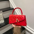 Sac carré minimaliste rouge avec lettre A dorée et bandoulière en chaîne fine - Rouge