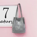 Grijze corduroy draagtas voor dames met minimalistisch bladlabel op roze achtergrond - Grijs