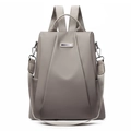 Wasserabweisender Nylon Rucksack in Taupe mit Metallverzierung und modischer Faltung - Khaki