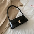 Bolso baguette minimalista de cuero negro con elegante cierre vintage dorado metálico - Negro