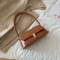 Bolso baguette de cuero marrón con hebilla de metal dorado y correa larga fina - Marrón Claro