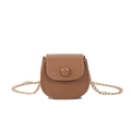 Minimalistische bruine zadeltas met halfronde flap en dunne gouden kettingriem - Khaki