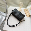 Bolso de hombro rectangular negro con correa anudada y logotipo dorado de marca - Negro
