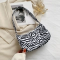Elegante borsa baguette zebrata in ecopelle con tracolla e design a mezzaluna alla moda - Zebra Print