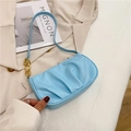 Bolso de hombro azul claro plisado con cadena dorada en cuero PU brillante - Azul