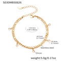 Détail de la chevillère double couche en acier doré avec cinq breloques en zircon - Style Double Couche Or (S030)