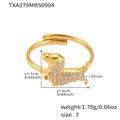 Dettaglio dell'anello bassotto con misure e zirconi bianchi incastonati su metallo dorato - Anello (TXA379) / Oro