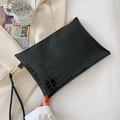 Elegante pochette a busta nera con stampa coccodrillo, zip dorata e cinturino da polso - Nero