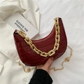 Modieuze donkerrode tas met krokodillenpatroon, halve maanvorm en gouden ketting - Rood