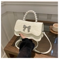 Mini borsa a tracolla color crema con manico di perle e chiusura a fiocco argento - Bianco
